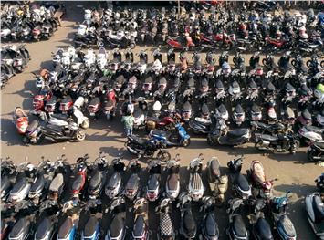 Packed dealerships thanks to heavy discounts on BS-III two-wheelers