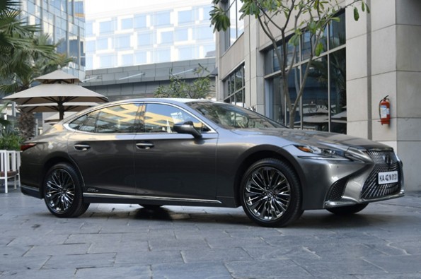 Lexus LS 500h: things to know.