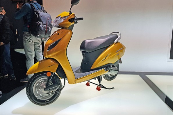 The fifth-generation 110cc scooter features a LED headlight and two new colours.