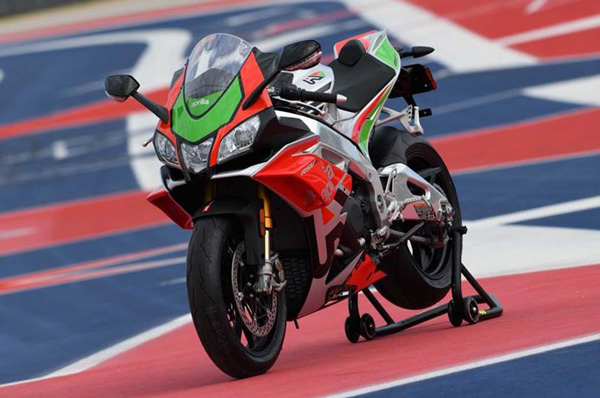 Aprilia shows first production superbike with winglets