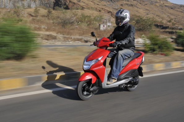 Combi-brake system gives the scooter strong stopping power. 